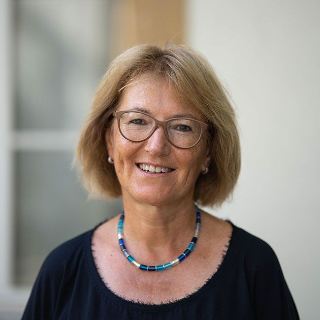 Barbara Loos